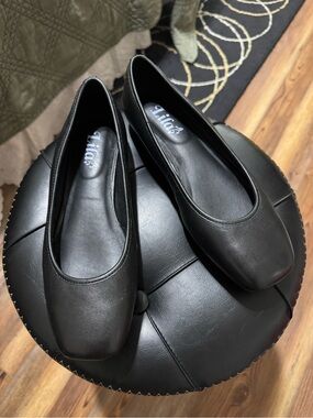 Lila Black Leather Ballet Flats